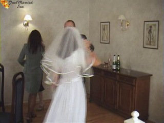 Невеста принимает участие в групповой оргии     