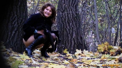 Частная съемка взрослой женщины во время посещения парка.